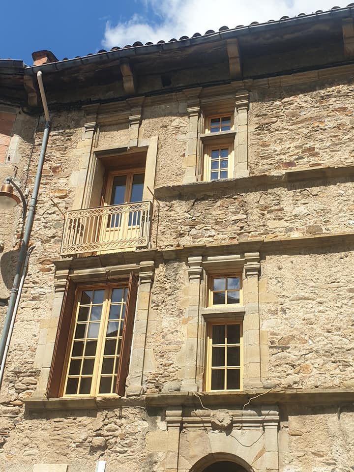 Fenêtre en bois à à Saint Gervais Sur Mare