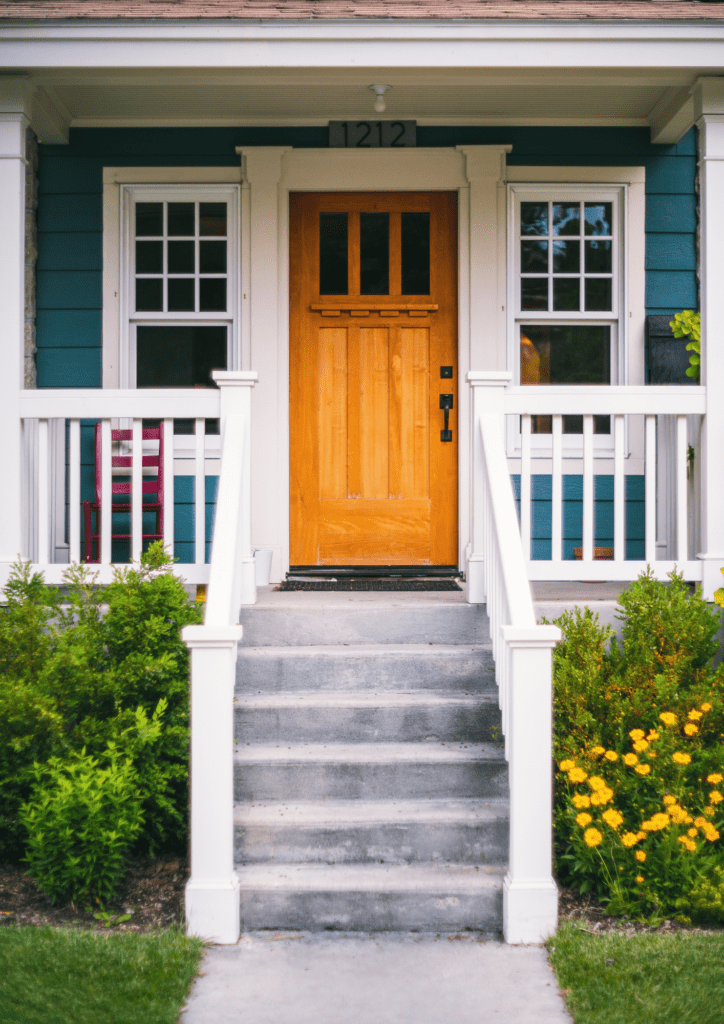 Porte d'entrée maison couleur bois